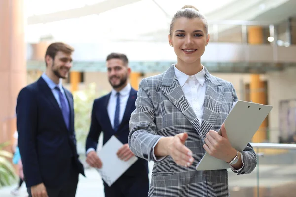 Mujer Con Mano Abierta Lista Para Apretón Manos Oficina — Foto de Stock