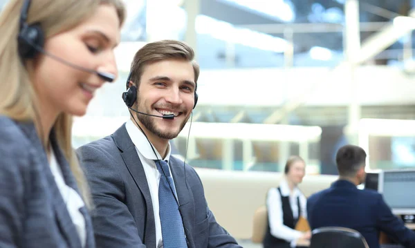 Zufriedene Junge Männliche Kundenbetreuer Arbeiten Büro — Stockfoto