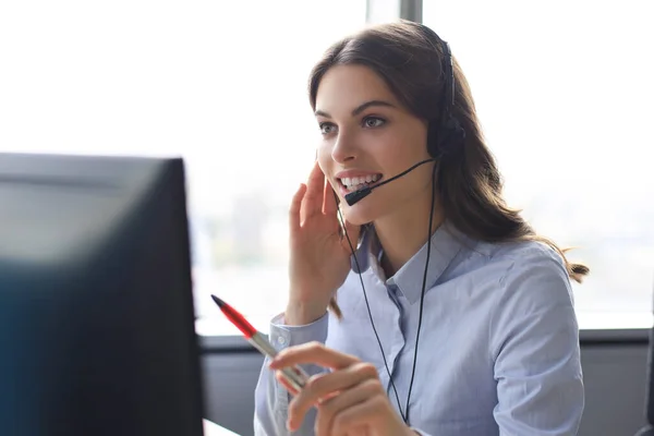 Mujer Operador Atención Cliente Con Auriculares Sonriente — Foto de Stock