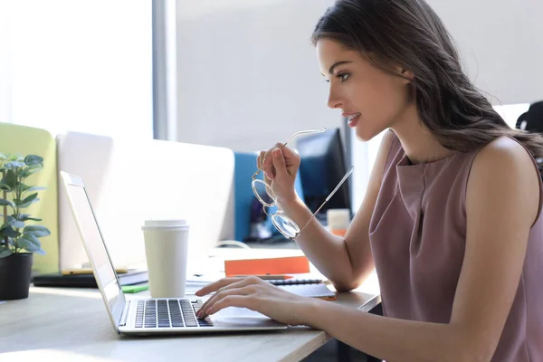 Hermosa Mujer Negocios Ropa Casual Inteligente Trabajando Ordenador Portátil Oficina — Foto de Stock