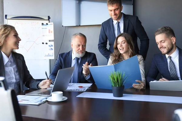 Grupo Socios Comerciales Que Discuten Ideas Trabajo Planificación Oficina —  Fotos de Stock