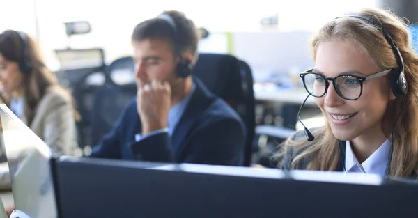 Operadora Atención Cliente Femenina Con Auriculares Sonrisa Con Colegios Segundo —  Fotos de Stock