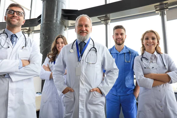 Groupe Médecins Heureux Dans Couloir Hôpital Portrait — Photo