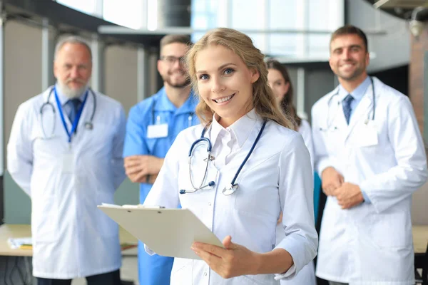 Médica Com Grupo Colegas Felizes Bem Sucedidos — Fotografia de Stock