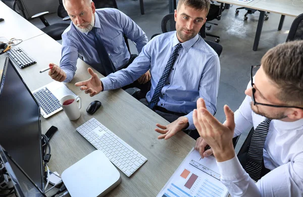 Groupe Hommes Affaires Modernes Vêtements Formalerie Analysant Les Données Boursières — Photo