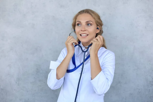 Gelukkig Lachende Vrouwelijke Arts Witte Uniform Jas Stethoscoop Geïsoleerd Grijze — Stockfoto