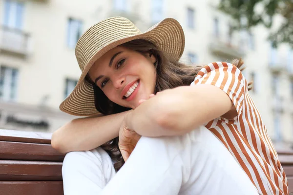 Belle Jeune Femme Brune Souriante Assise Sur Banc Dans Parc — Photo