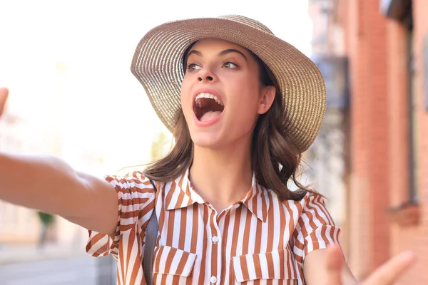 Joven Chica Moda Hacer Selfie Las Manos Con Teléfono Calle — Foto de Stock