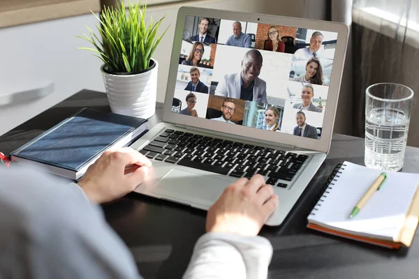 Üzletasszony Beszélget Kollégáival Egy Videokonferencián Többnemzetiségű Üzleti Csapat Dolgozik Otthonról — Stock Fotó