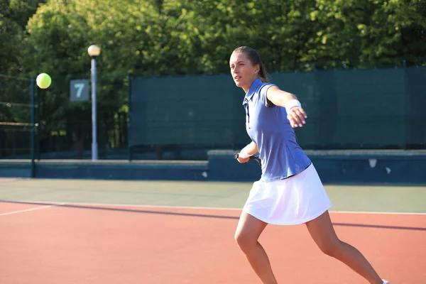 Szakmai Felszerelt Női Teniszező Verte Keményen Tenisz Labdát Ütővel — Stock Fotó