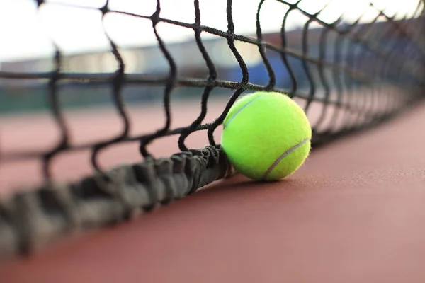 Heldere Groengele Tennisbal Kleiveld — Stockfoto