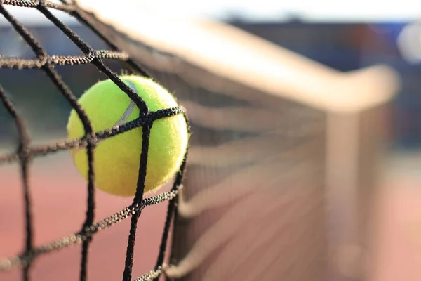 Heldere Groengele Tennisbal Die Het Net Raakt — Stockfoto
