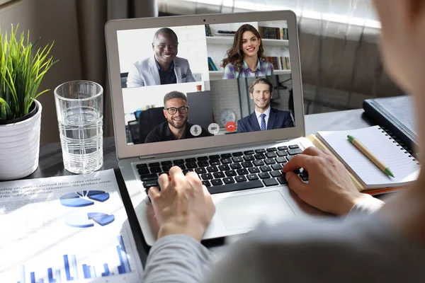 Üzletasszony Beszélget Kollégáival Egy Videokonferencián Többnemzetiségű Üzleti Csapat Dolgozik Otthonról — Stock Fotó