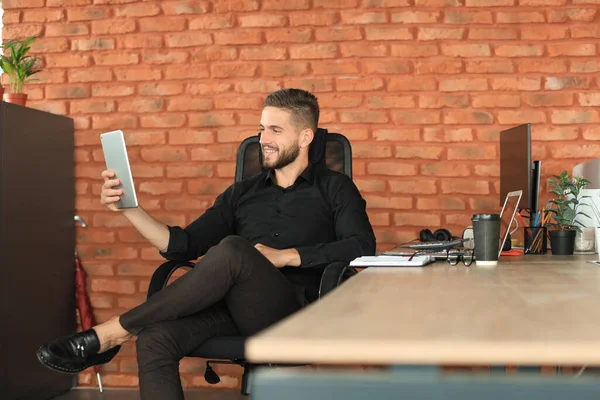 Jovem Sorridente Tomando Selfie Por Smartphone Fazendo Videochamada Escritório — Fotografia de Stock