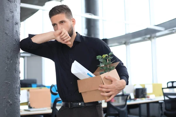 Triste Trabajador Despedido Está Tomando Sus Suministros Oficina Con Oficina — Foto de Stock