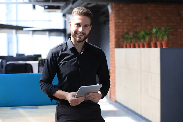 Bonito Homem Negócios Usando Seu Tablet Escritório — Fotografia de Stock