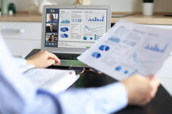 Mujer Negocios Hablando Con Sus Colegas Videoconferencia Equipo Negocios Multiétnicos — Foto de Stock