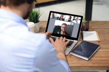 İş adamı video konuşmasında iş arkadaşlarıyla kişisel izolasyon ve karantina sırasında online brifing hakkında konuştu. Ofisteki iş arkadaşlarıyla webcam konferansı. Grip salgını ve covid-19.