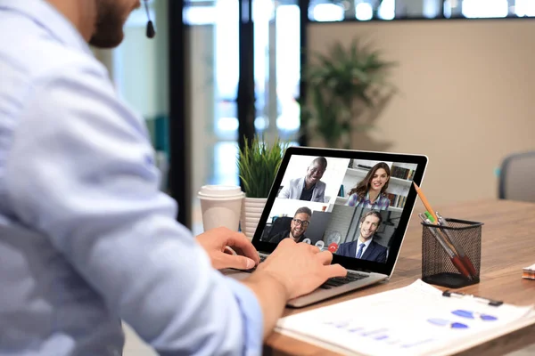 İş adamı video konuşmasında iş arkadaşlarıyla kişisel izolasyon ve karantina sırasında online brifing hakkında konuştu. Ofisteki iş arkadaşlarıyla webcam konferansı. Grip salgını ve covid-19.