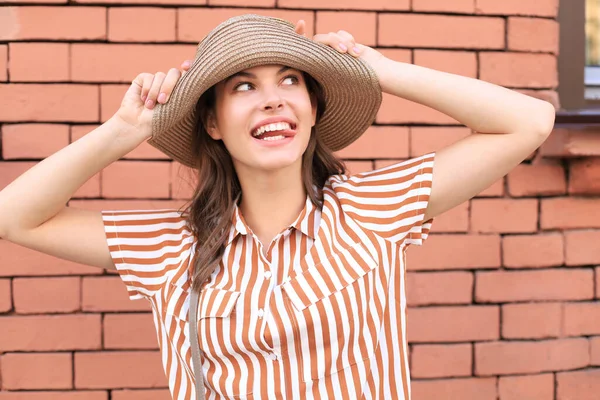 Belle Modèle Brune Souriante Vêtue Vêtements Hipster Été Femme Drôle — Photo