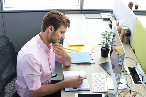 Porträtt Ung Man Som Sitter Vid Sitt Skrivbord Kontoret — Stockfoto