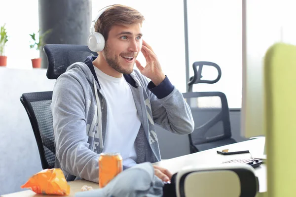 Smiling Young Man Casual Clothing Using Computer Streaming Playthrough Walkthrough — Stock Photo, Image