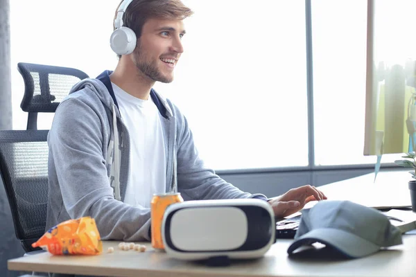 Smiling Young Man Casual Clothing Using Computer Streaming Playthrough Walkthrough — Stock Photo, Image