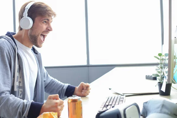 Young Upset Gamer Playing Online Video Games Computer Feel Depressed — Stock Photo, Image