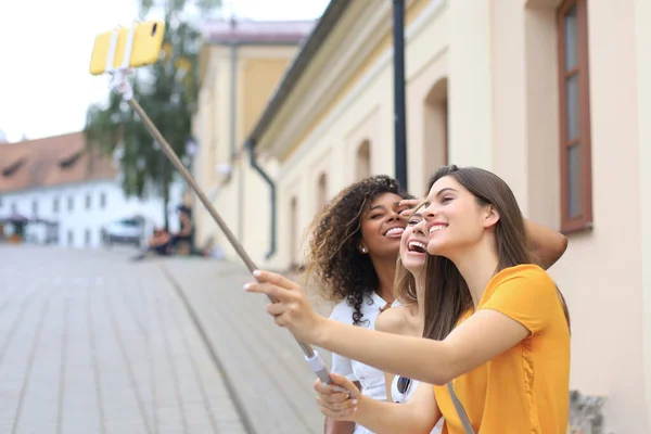 Tři Roztomilé Mladé Dívky Přátelé Baví Spolu Přičemž Selfie Městě — Stock fotografie