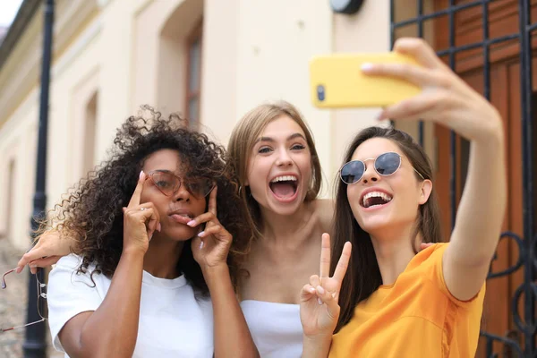 Tři Roztomilé Mladé Dívky Přátelé Baví Spolu Přičemž Selfie Městě — Stock fotografie