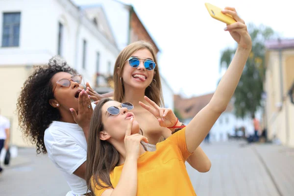 Tři Roztomilé Mladé Dívky Přátelé Baví Spolu Přičemž Selfie Městě — Stock fotografie