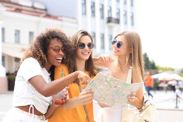 Foto Tres Chicas Disfrutando Turismo Aire Libre Hermosas Mujeres Turistas —  Fotos de Stock