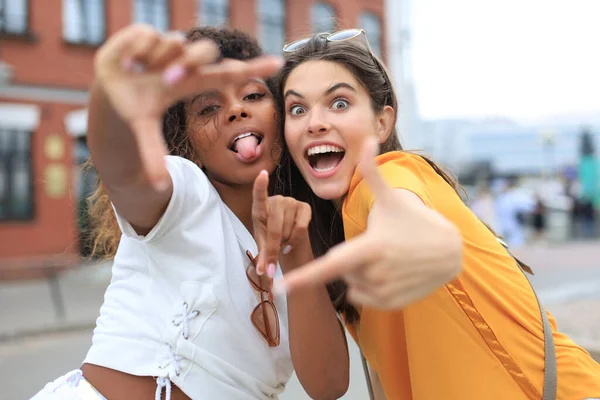 Słodkie Młode Dziewczyny Przyjaciele Zabawy Razem Biorąc Selfie Mieście — Zdjęcie stockowe