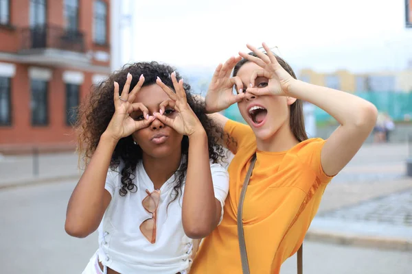 Deux Jeunes Femmes Hipster Souriantes Vêtements Été Posant Dans Rue — Photo