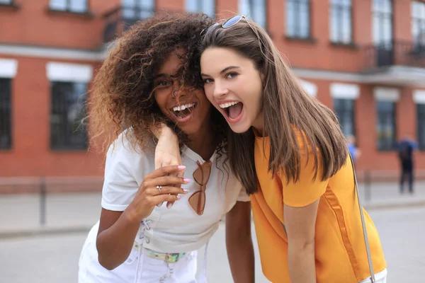 Deux Jeunes Femmes Hipster Souriantes Vêtements Été Posant Dans Rue — Photo