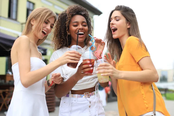 Τρία Μοντέρνα Cool Hipster Κορίτσια Φίλοι Πίνουν Κοκτέιλ Στο Αστικό — Φωτογραφία Αρχείου