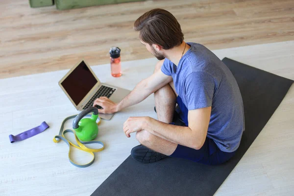 Homem Bonito Fazer Exercício Desportivo Casa Durante Quarentena Conceito Vida — Fotografia de Stock