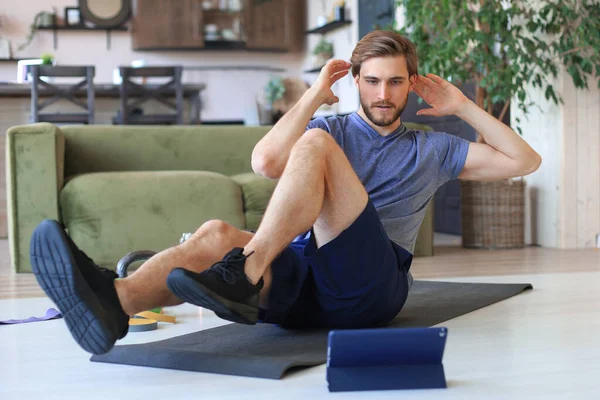 Homem Bonito Fazendo Exercícios Abdominais Casa Durante Quarentena Conceito Vida — Fotografia de Stock