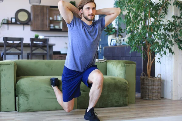 Hombre Guapo Haciendo Ejercicio Deportivo Casa Durante Cuarentena Concepto Vida — Foto de Stock