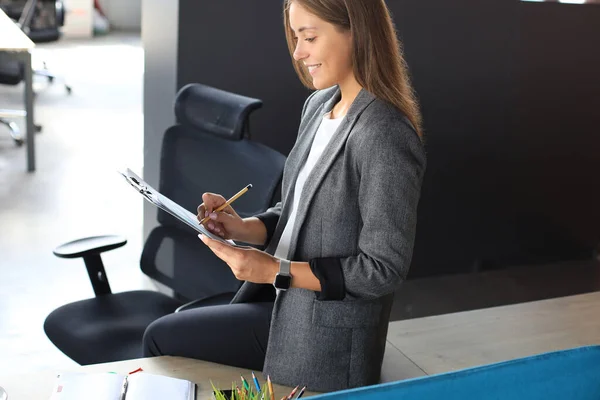 Belle Femme Affaires Examine Les Documents Tout Travaillant Dans Bureau — Photo