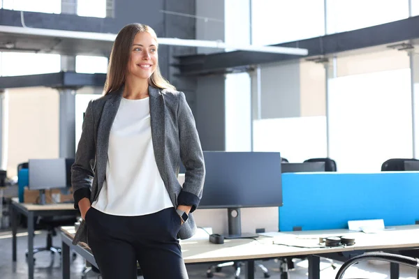 Attrayant Femme Affaires Souriant Tout Tenant Dans Bureau — Photo