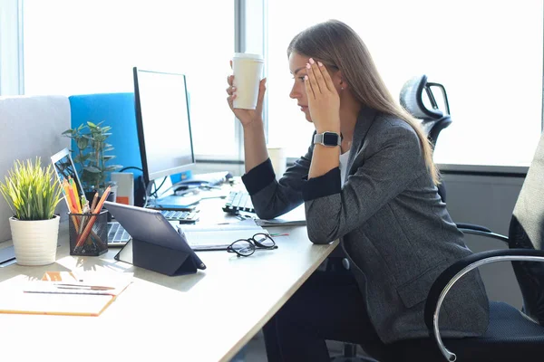 Imagem Mulher Negócios Olhando Cansado Enquanto Sentado Seu Local Trabalho — Fotografia de Stock