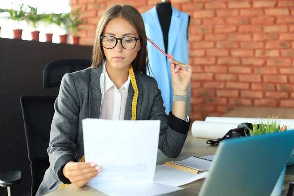 Hermosa Joven Diseñadora Tomando Notas Mientras Está Sentada Estudio — Foto de Stock