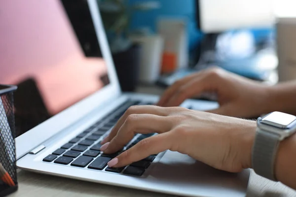 Närbild Kvinnliga Händer Upptagen Skriva Laptop Moderna Kontor — Stockfoto