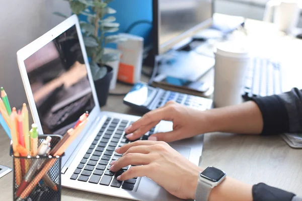 Kadın Ofisteki Dizüstü Bilgisayarın Tuşlarına Basıyor — Stok fotoğraf