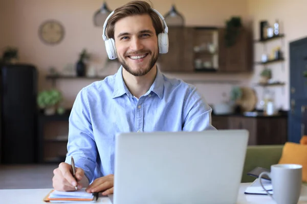 Hombre Negocios Con Confianza Los Auriculares Está Escribiendo Notas Informe — Foto de Stock