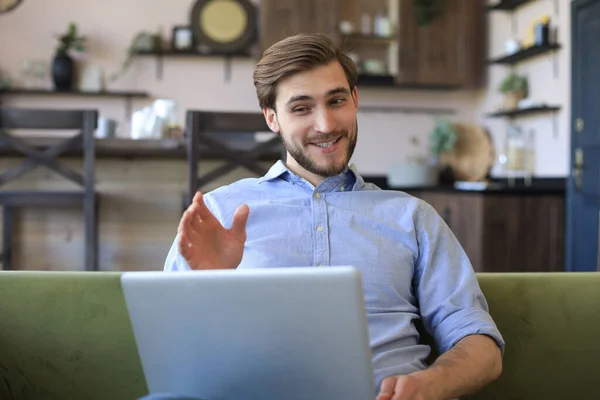 Homme Affaires Souriant Salue Ses Collègues Vidéoconférence Négocie Distance Chez — Photo