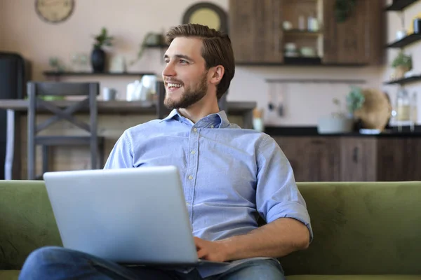 Koncentrerad Ung Frilansare Affärsman Sitter Soffan Med Bärbar Dator Arbetar — Stockfoto