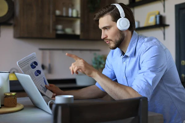 Concentrated Young Freelancer Businessman Using Laptop Video Conferance Working Remotely — Stock Photo, Image