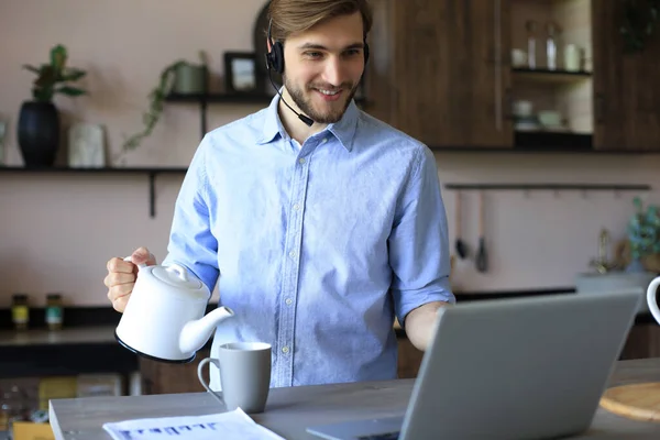 Geconcentreerde Jonge Freelancer Zakenman Met Behulp Van Laptop Voor Videoconferentie — Stockfoto